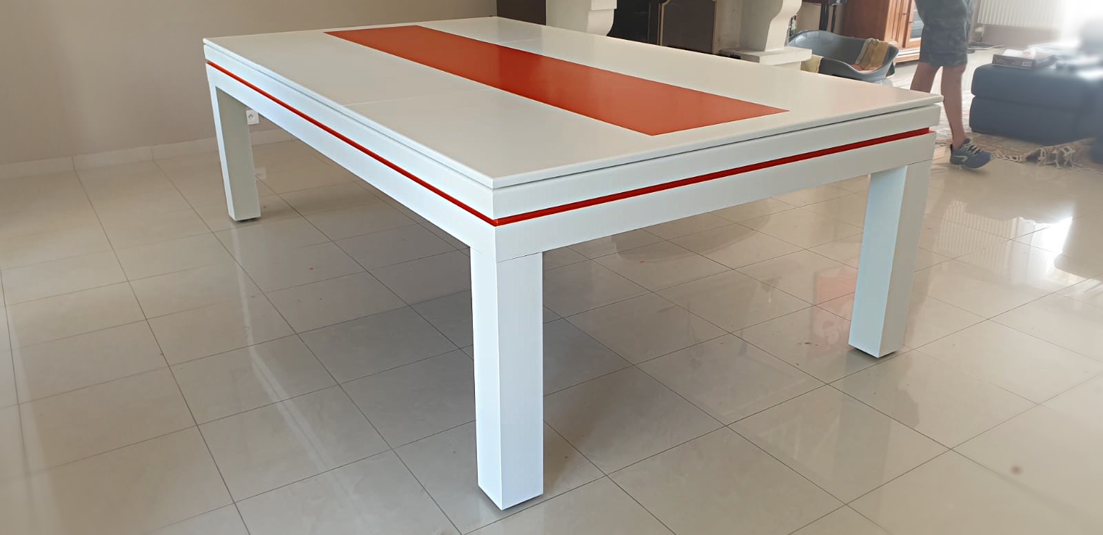 Table design bicolore blanche avec décoration centrale du plateau et liseré orange. Se transforme en billard NEW TENDANCE T. de la marque de billard françqise Eurobillards